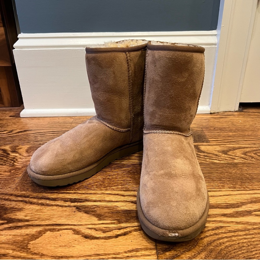 UGG size 8 Women’s Classic Short II Boots in Chestnut